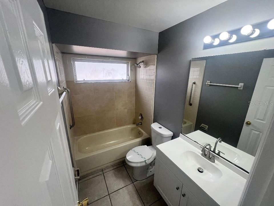 Под контрактом: $2,400 (4 спален, 2 ванн, 1906 Квадратных фут)