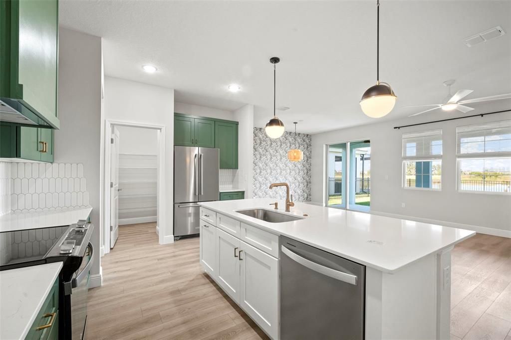 出租: $3,000 (3 贝兹, 2 浴室, 1699 平方英尺)