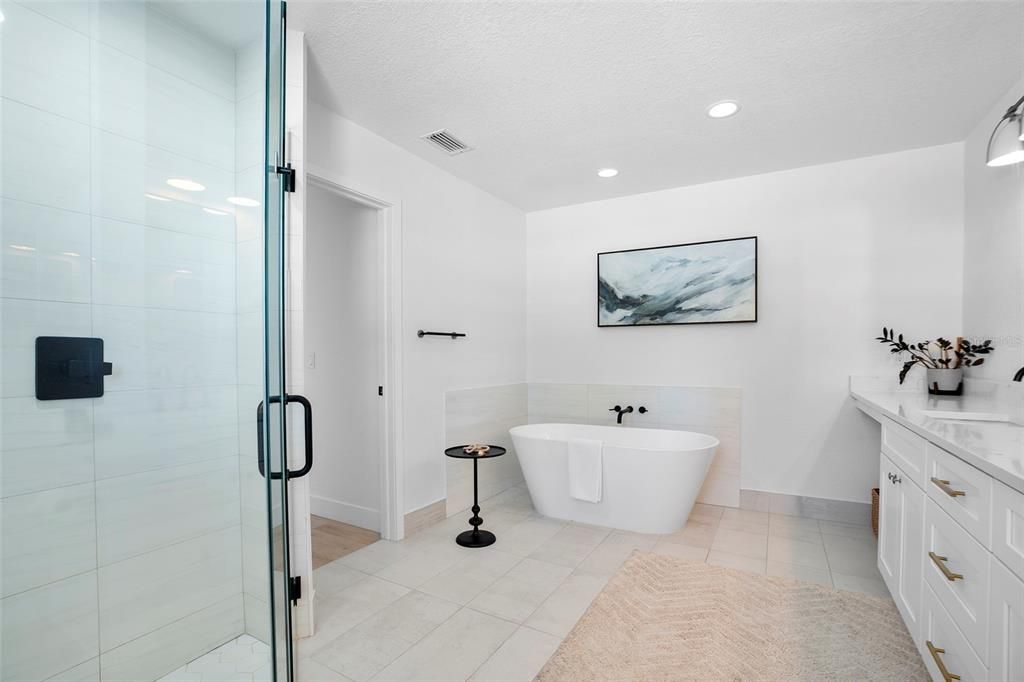 合同活跃: $399,000 (2 贝兹, 2 浴室, 1376 平方英尺)