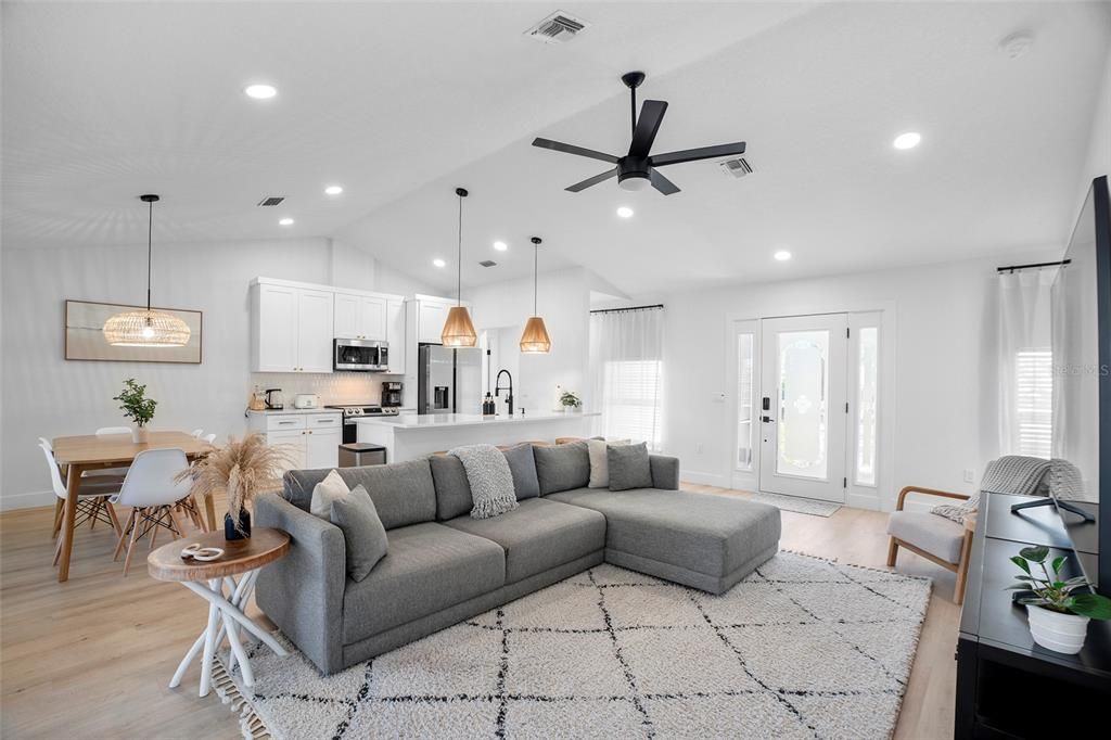 合同活跃: $399,000 (2 贝兹, 2 浴室, 1376 平方英尺)