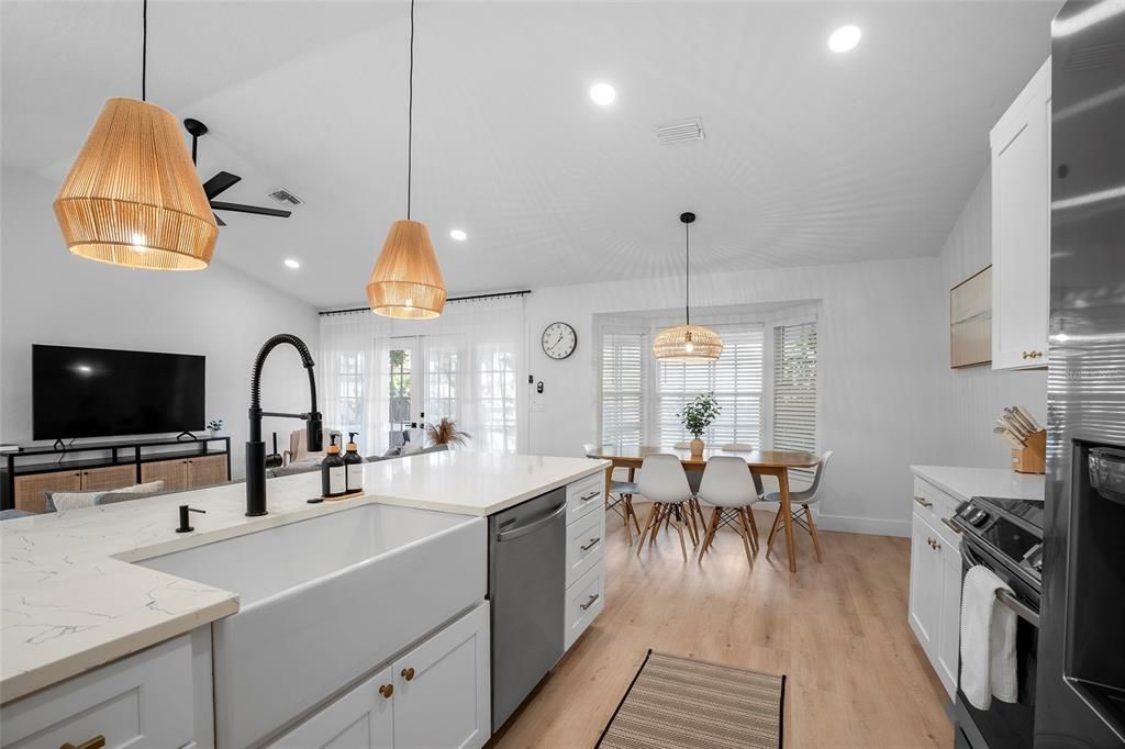 合同活跃: $399,000 (2 贝兹, 2 浴室, 1376 平方英尺)