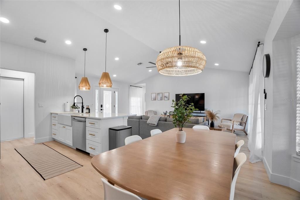 合同活跃: $399,000 (2 贝兹, 2 浴室, 1376 平方英尺)