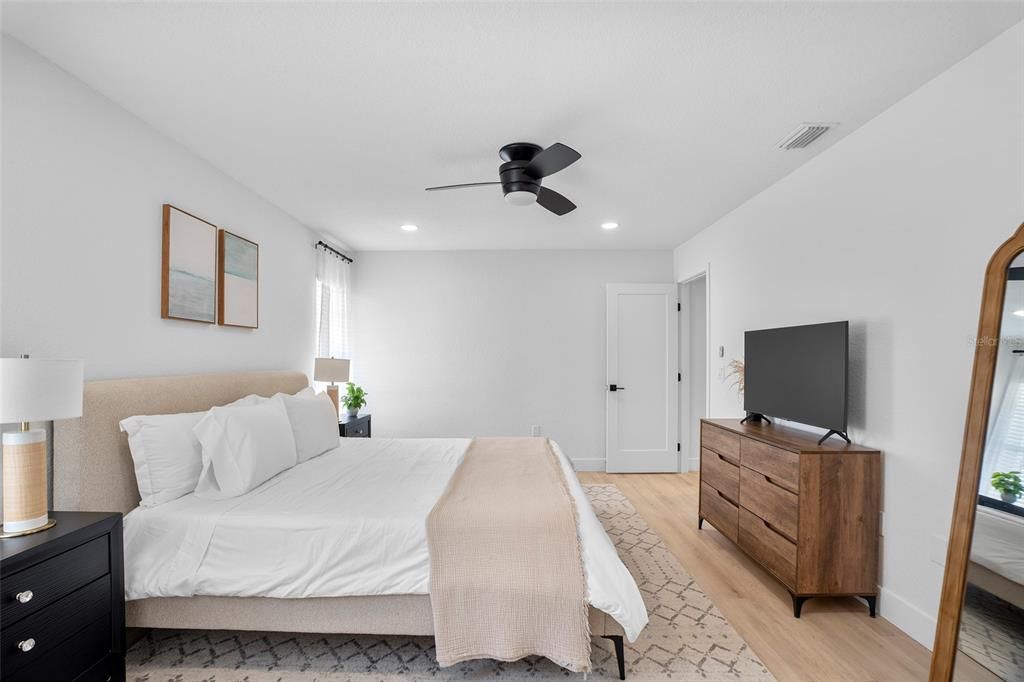 合同活跃: $399,000 (2 贝兹, 2 浴室, 1376 平方英尺)