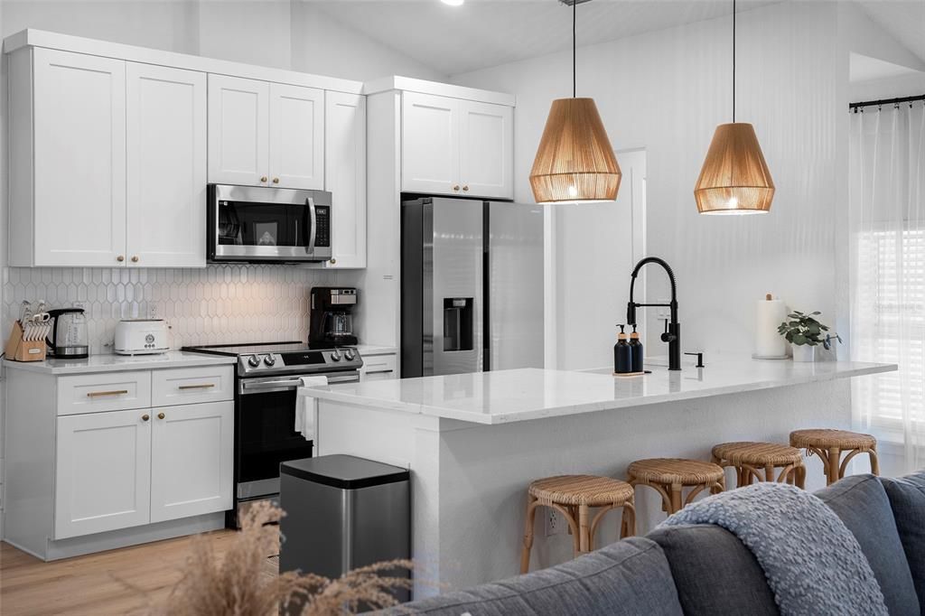 合同活跃: $399,000 (2 贝兹, 2 浴室, 1376 平方英尺)