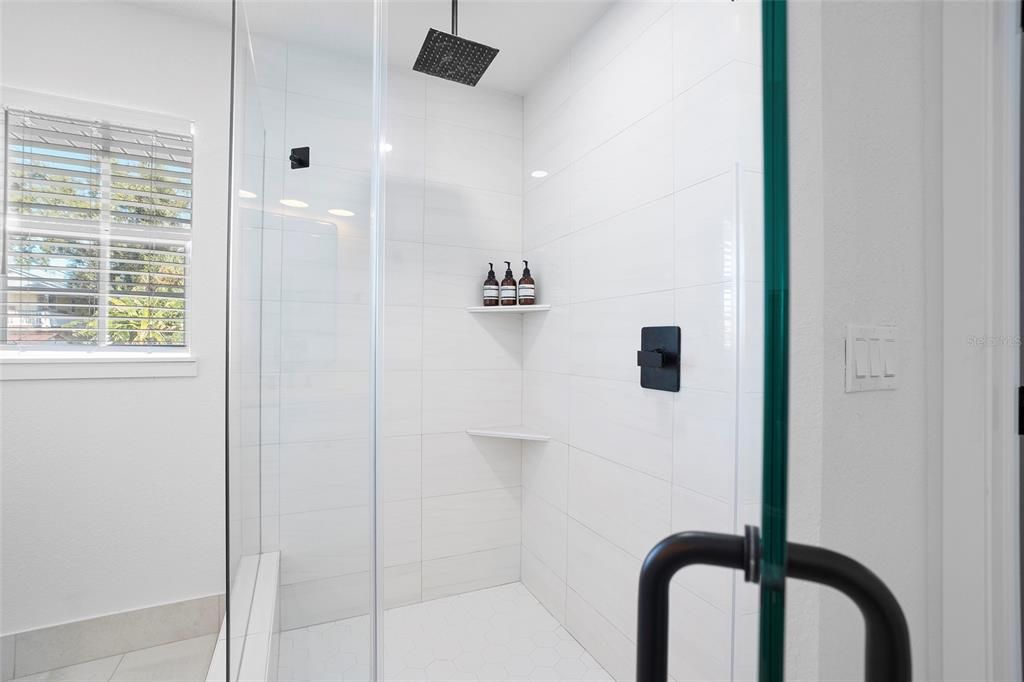 合同活跃: $399,000 (2 贝兹, 2 浴室, 1376 平方英尺)