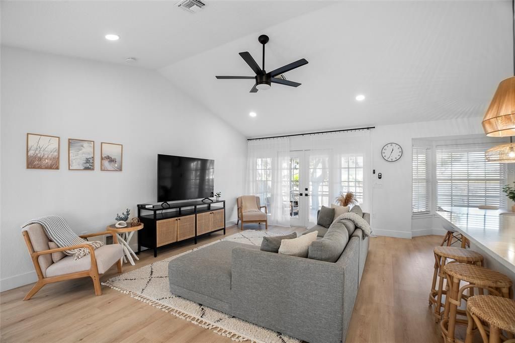 合同活跃: $399,000 (2 贝兹, 2 浴室, 1376 平方英尺)