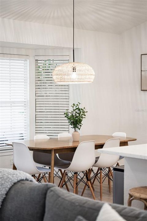 合同活跃: $399,000 (2 贝兹, 2 浴室, 1376 平方英尺)