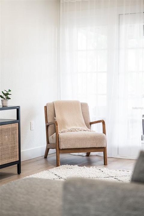 合同活跃: $399,000 (2 贝兹, 2 浴室, 1376 平方英尺)