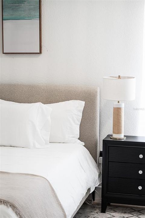 合同活跃: $399,000 (2 贝兹, 2 浴室, 1376 平方英尺)