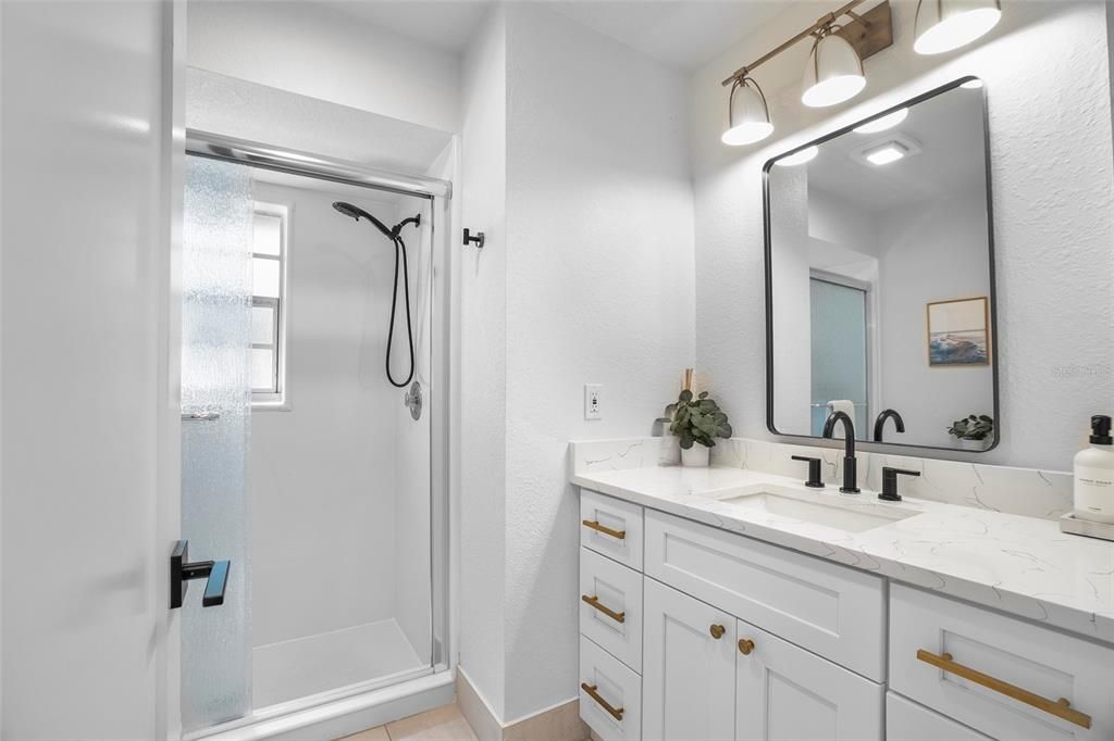 合同活跃: $399,000 (2 贝兹, 2 浴室, 1376 平方英尺)