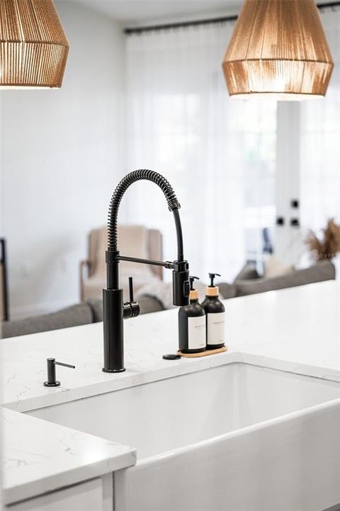 合同活跃: $399,000 (2 贝兹, 2 浴室, 1376 平方英尺)