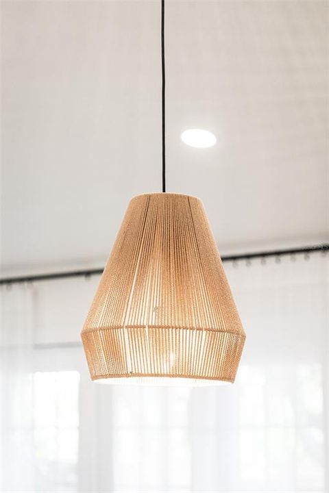 合同活跃: $399,000 (2 贝兹, 2 浴室, 1376 平方英尺)