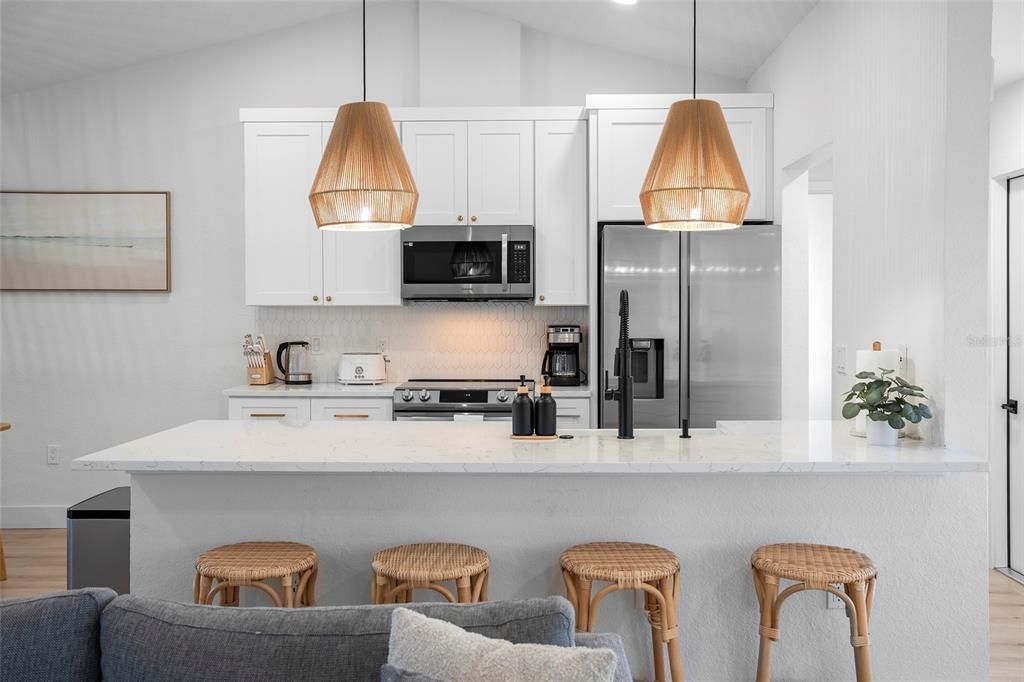 合同活跃: $399,000 (2 贝兹, 2 浴室, 1376 平方英尺)