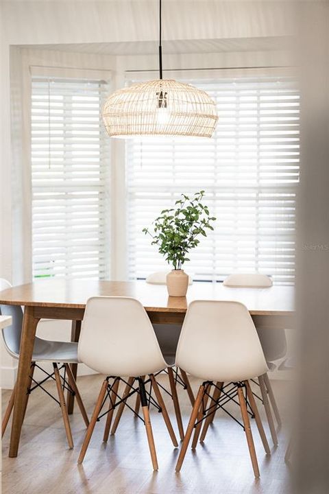 合同活跃: $399,000 (2 贝兹, 2 浴室, 1376 平方英尺)