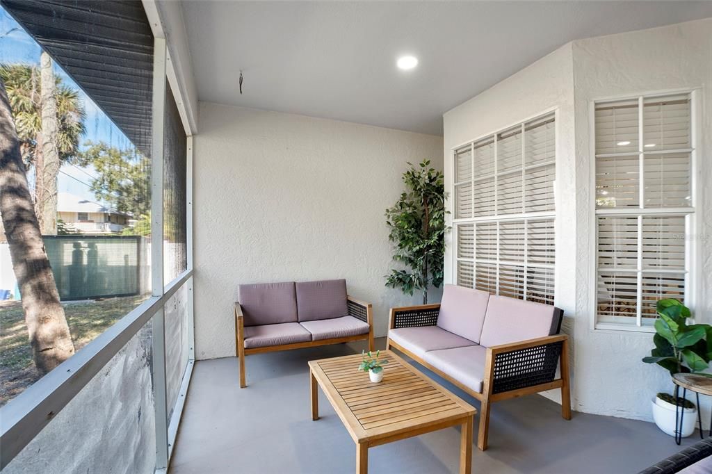 合同活跃: $399,000 (2 贝兹, 2 浴室, 1376 平方英尺)