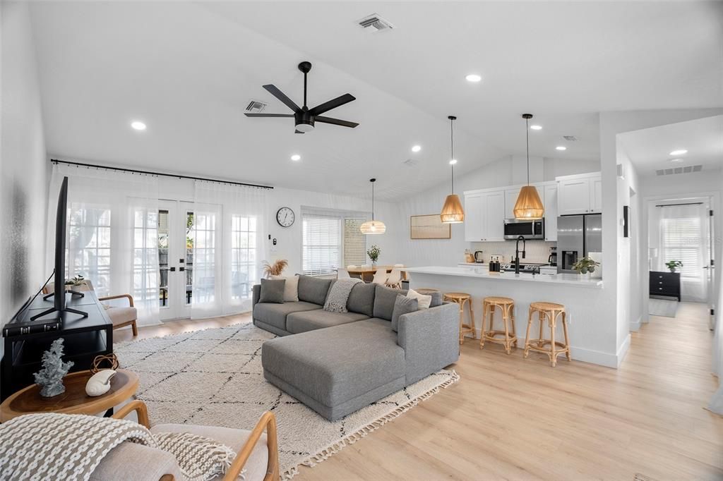 合同活跃: $399,000 (2 贝兹, 2 浴室, 1376 平方英尺)