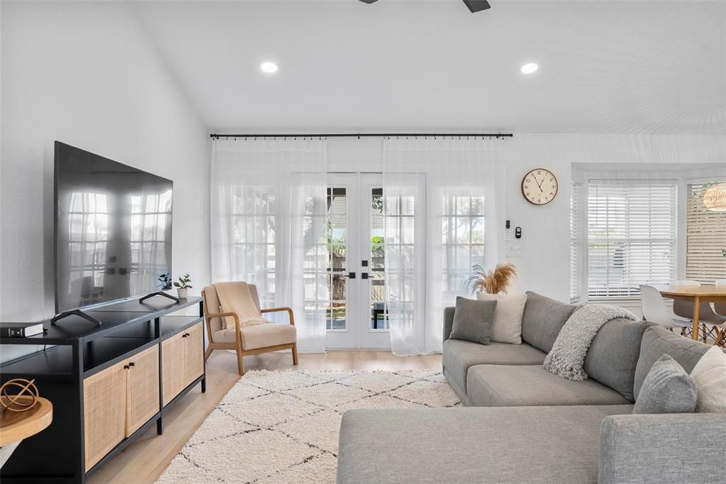 合同活跃: $399,000 (2 贝兹, 2 浴室, 1376 平方英尺)