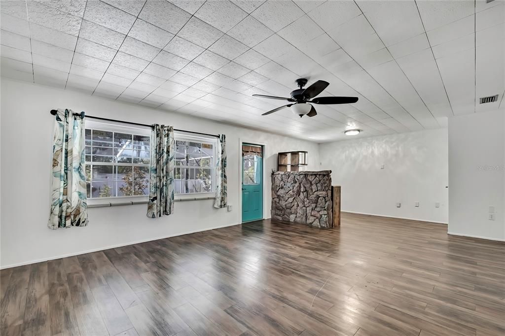 Activo con contrato: $449,000 (4 camas, 2 baños, 1736 Pies cuadrados)