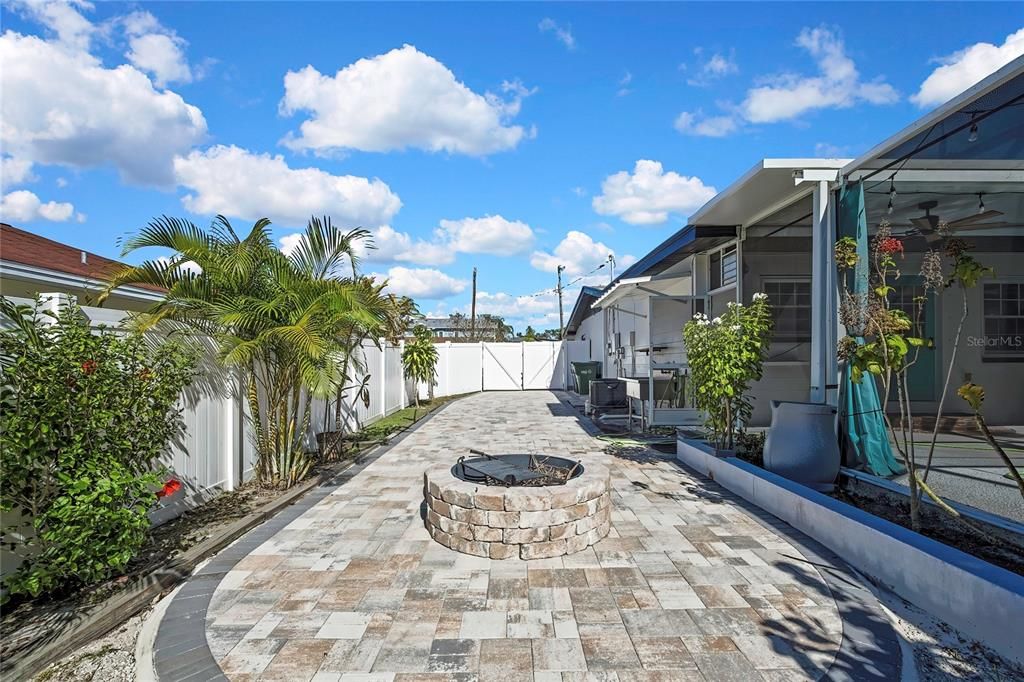 Activo con contrato: $449,000 (4 camas, 2 baños, 1736 Pies cuadrados)