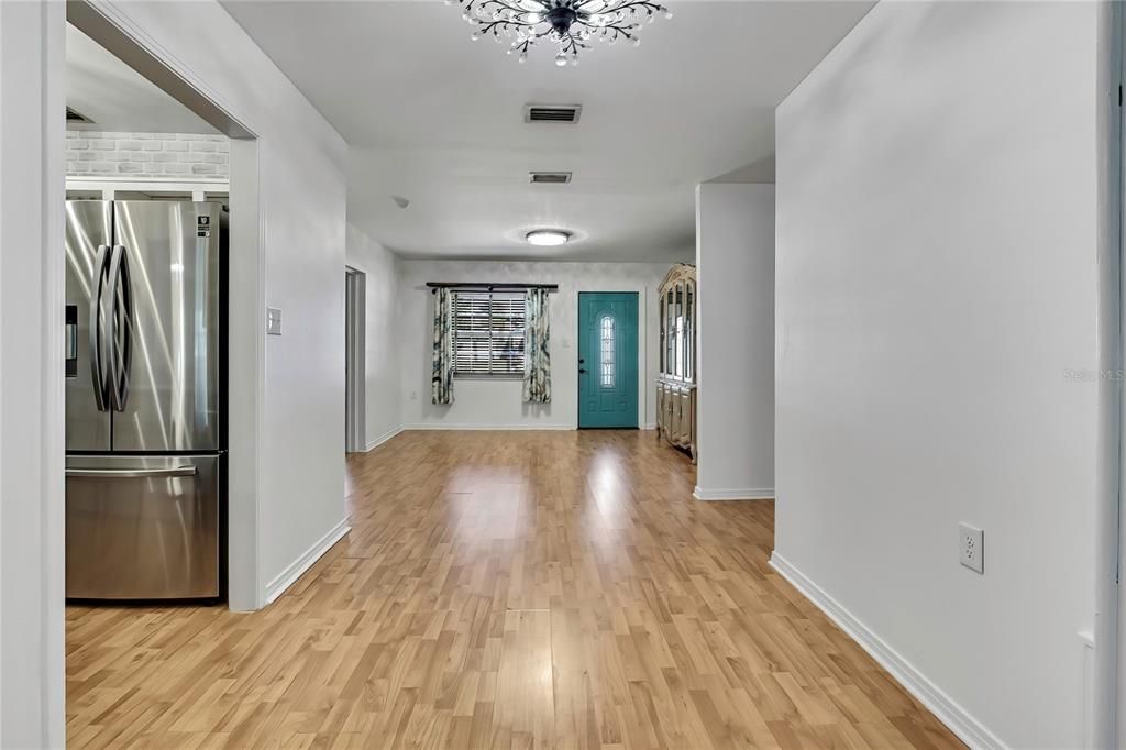 Activo con contrato: $449,000 (4 camas, 2 baños, 1736 Pies cuadrados)