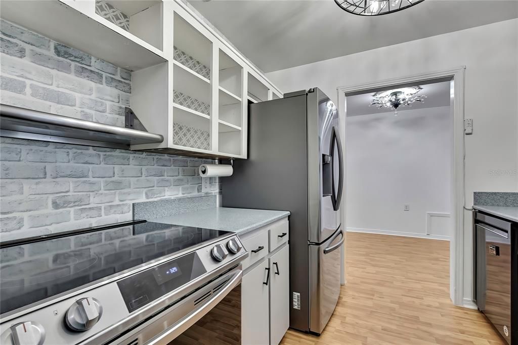 Activo con contrato: $449,000 (4 camas, 2 baños, 1736 Pies cuadrados)