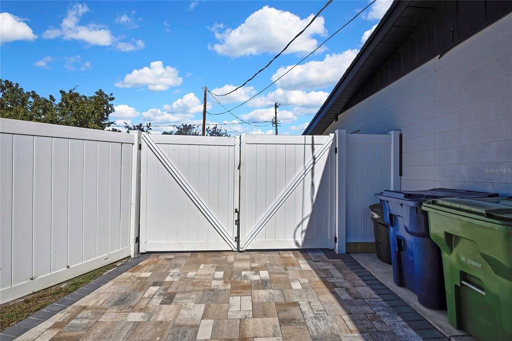 Activo con contrato: $449,000 (4 camas, 2 baños, 1736 Pies cuadrados)