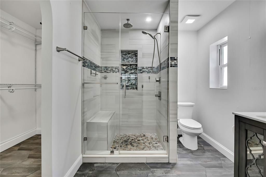 Activo con contrato: $449,000 (4 camas, 2 baños, 1736 Pies cuadrados)