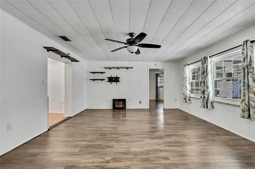 Activo con contrato: $449,000 (4 camas, 2 baños, 1736 Pies cuadrados)