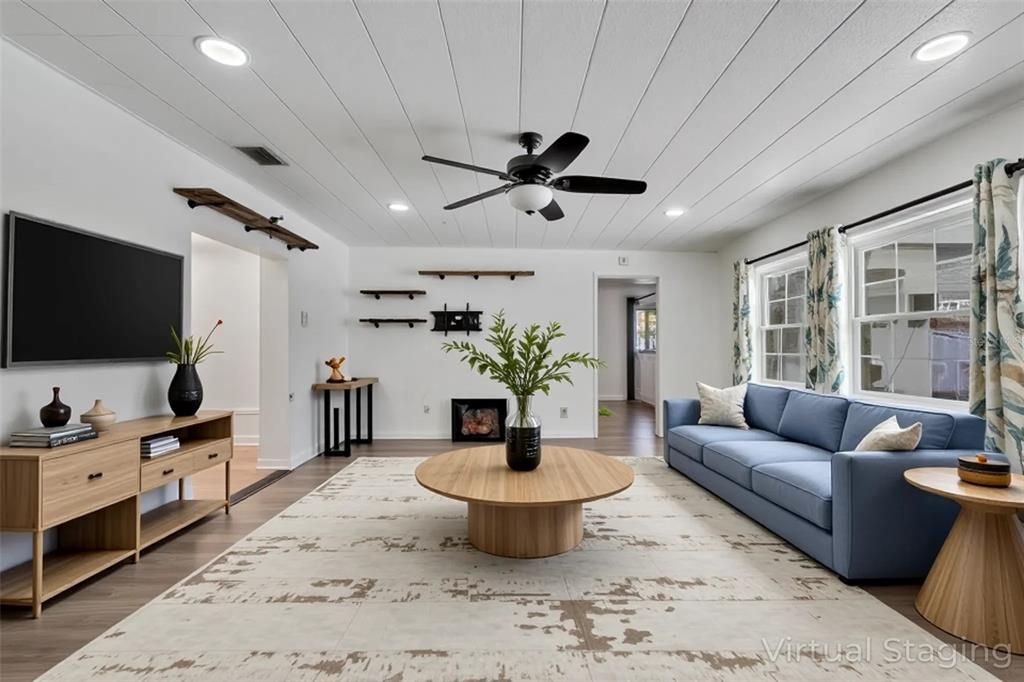 Activo con contrato: $449,000 (4 camas, 2 baños, 1736 Pies cuadrados)