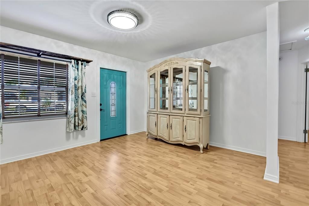 Activo con contrato: $449,000 (4 camas, 2 baños, 1736 Pies cuadrados)