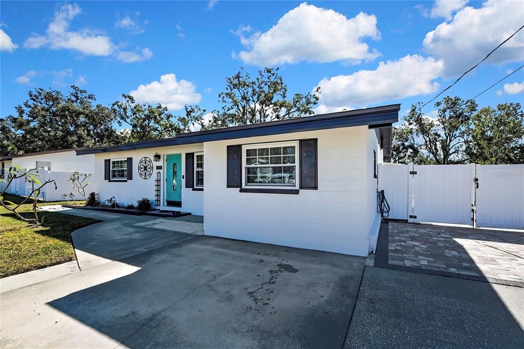 Activo con contrato: $449,000 (4 camas, 2 baños, 1736 Pies cuadrados)