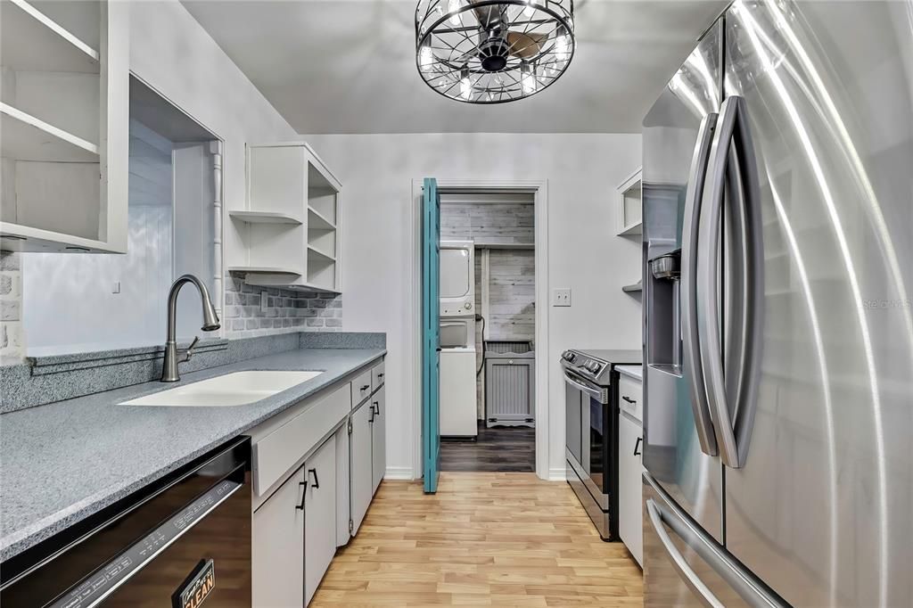 Activo con contrato: $449,000 (4 camas, 2 baños, 1736 Pies cuadrados)