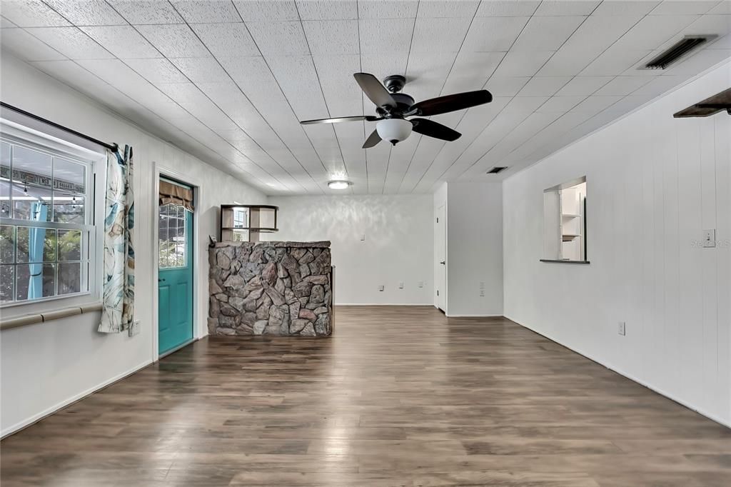 Activo con contrato: $449,000 (4 camas, 2 baños, 1736 Pies cuadrados)