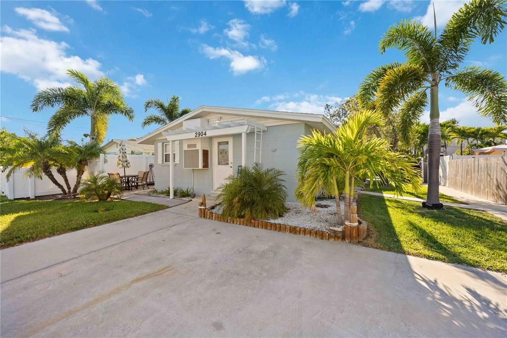 На продажу: $699,000 (4 спален, 0 ванн, 1464 Квадратных фут)