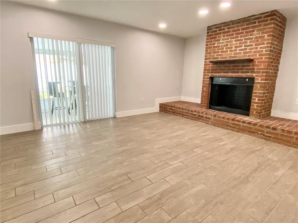 For Rent: $2,295 (4 beds, 2 baths, 1304 Square Feet)