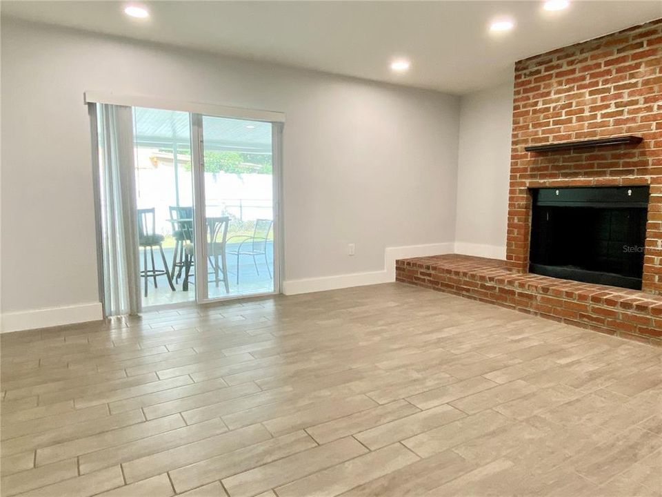 For Rent: $2,295 (4 beds, 2 baths, 1304 Square Feet)