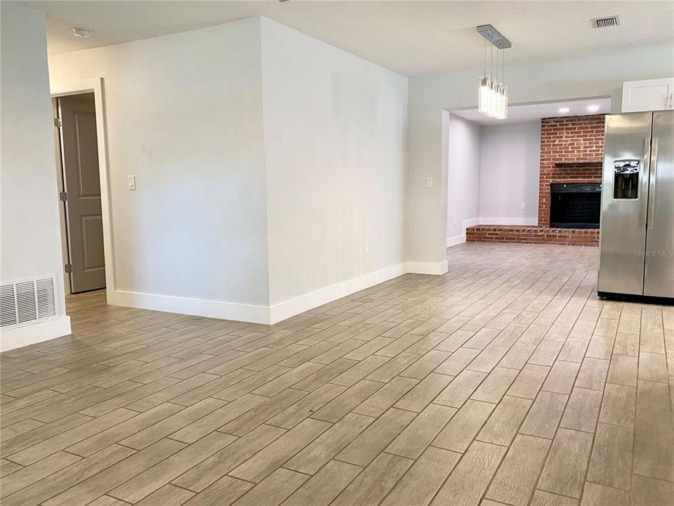 For Rent: $2,295 (4 beds, 2 baths, 1304 Square Feet)