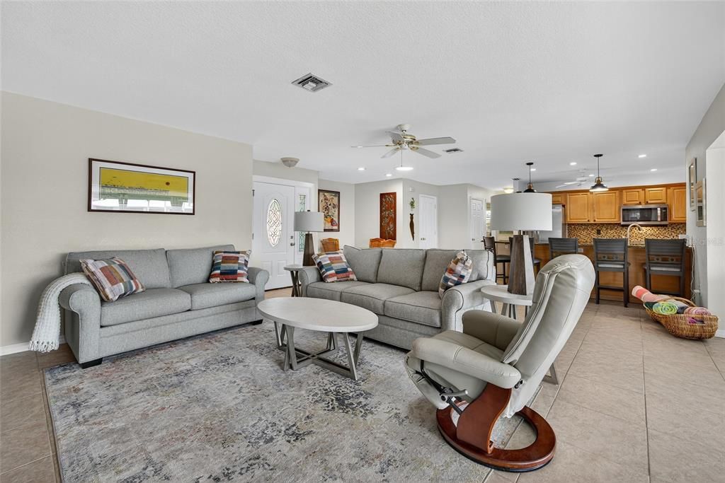 Под контрактом: $485,000 (3 спален, 2 ванн, 1832 Квадратных фут)