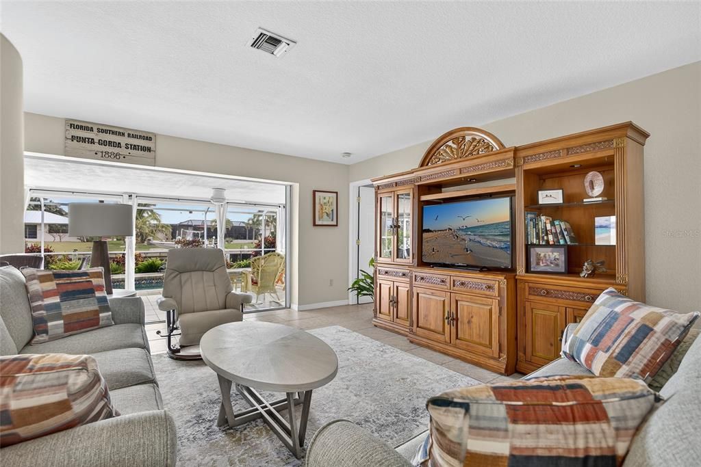 Под контрактом: $485,000 (3 спален, 2 ванн, 1832 Квадратных фут)