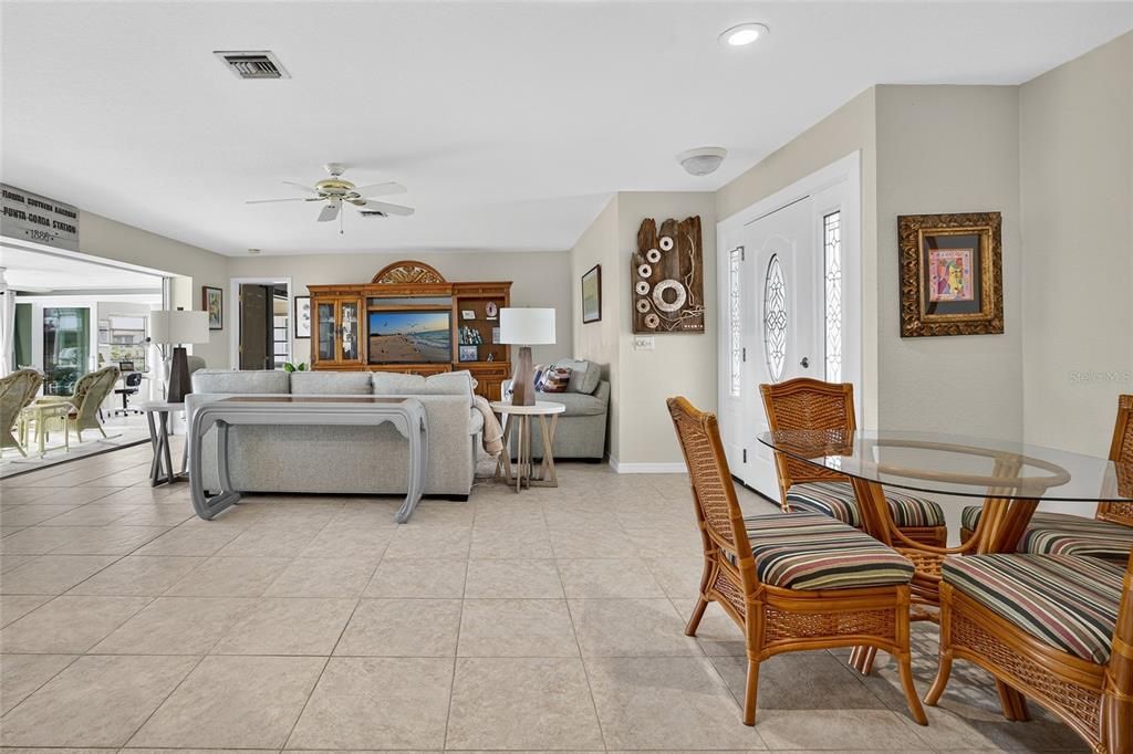 Под контрактом: $485,000 (3 спален, 2 ванн, 1832 Квадратных фут)