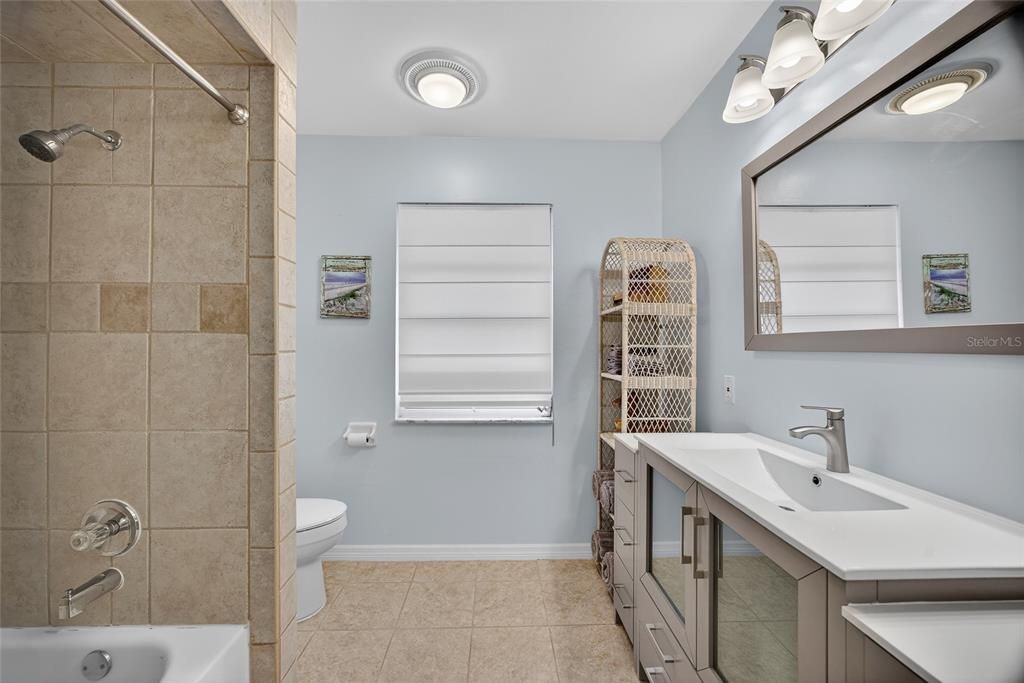 Под контрактом: $485,000 (3 спален, 2 ванн, 1832 Квадратных фут)