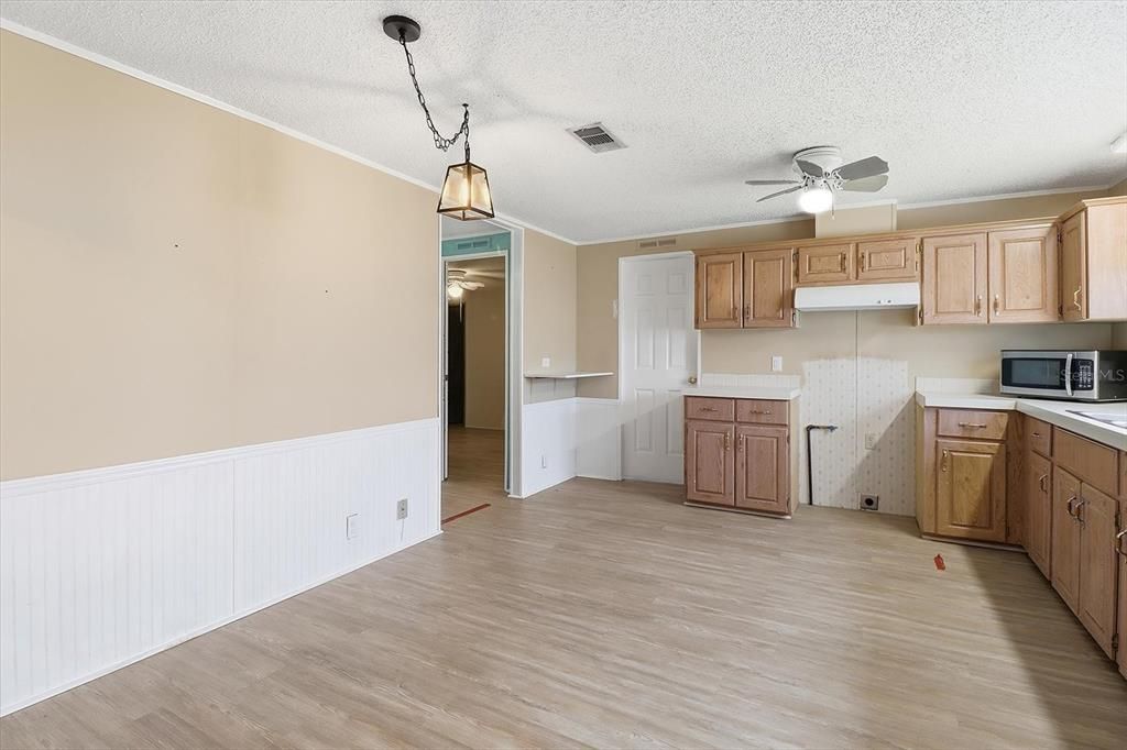 合同活跃: $199,900 (3 贝兹, 2 浴室, 1523 平方英尺)