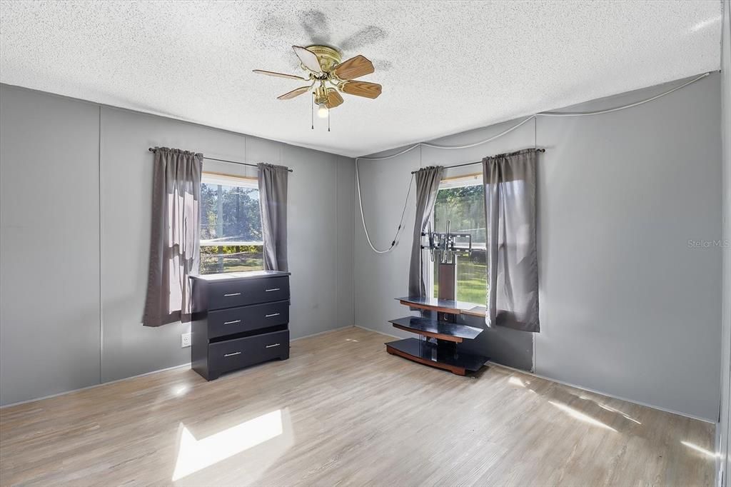 合同活跃: $199,900 (3 贝兹, 2 浴室, 1523 平方英尺)