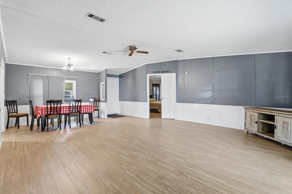 合同活跃: $199,900 (3 贝兹, 2 浴室, 1523 平方英尺)