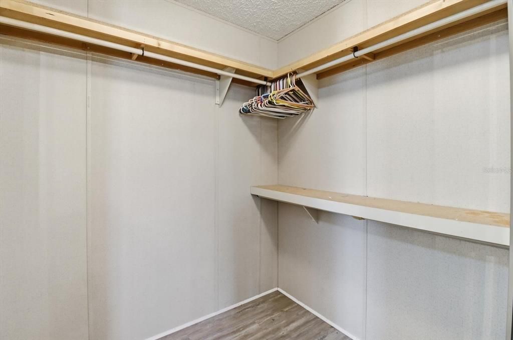 合同活跃: $199,900 (3 贝兹, 2 浴室, 1523 平方英尺)