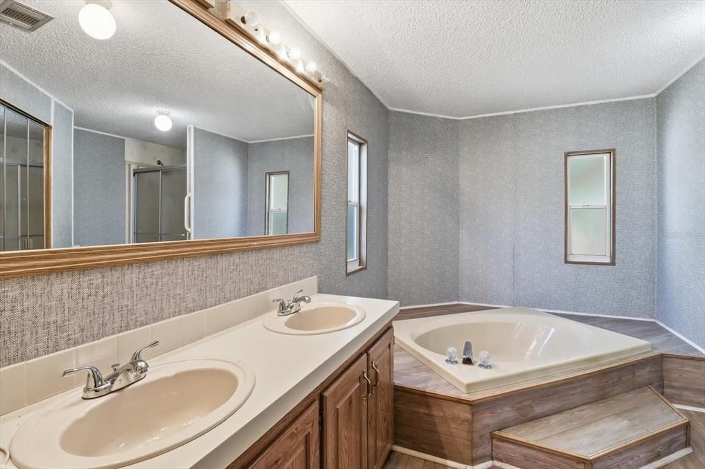 合同活跃: $199,900 (3 贝兹, 2 浴室, 1523 平方英尺)