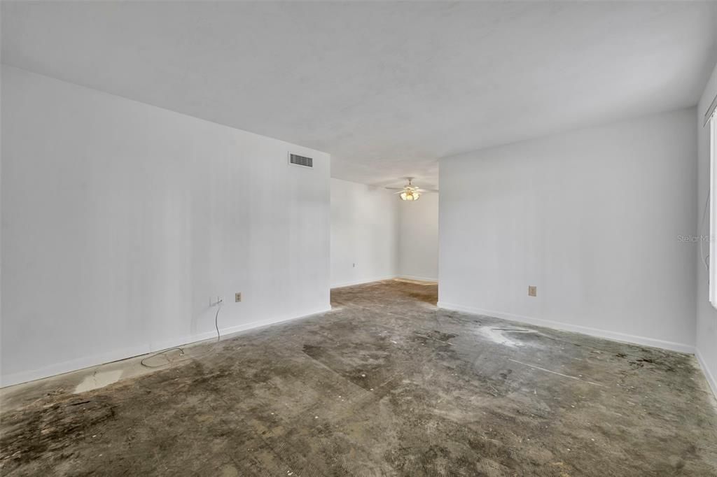 For Sale: $165,000 (2 beds, 1 baths, 816 Square Feet)