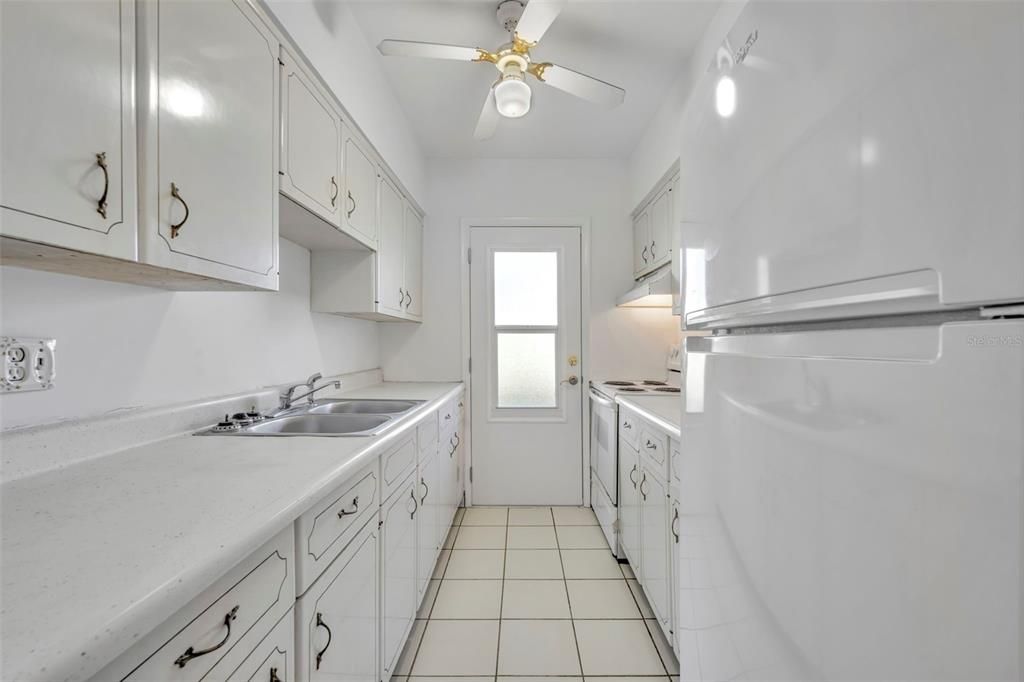 For Sale: $165,000 (2 beds, 1 baths, 816 Square Feet)