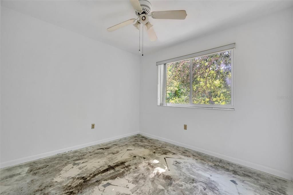 For Sale: $165,000 (2 beds, 1 baths, 816 Square Feet)