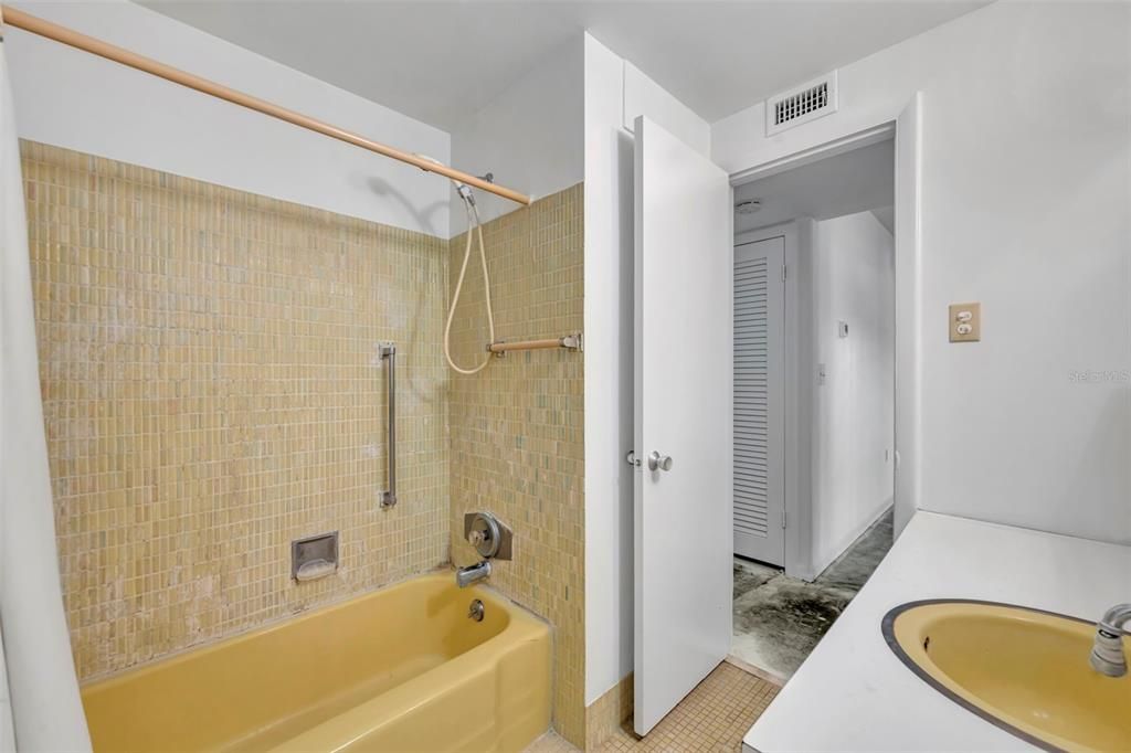 For Sale: $165,000 (2 beds, 1 baths, 816 Square Feet)